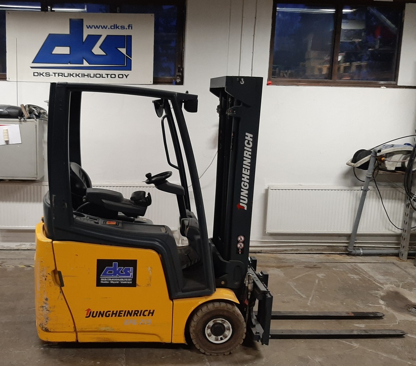 Jungheinrich efg 216 sähkö trukki. Nostokyky 1600kg. Nostokorkeus 4,8 metriä. Vuosimalli: 2012. Mittarilukema:11988h. Hinta 9950€ alv 0%. Myös vuokrattavissa.