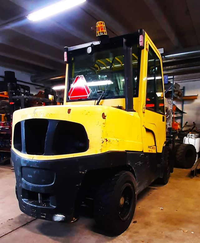 Hyster H5,5Ft dieseltrukki. Vuosimalli 2012. Nostokyky 5500kg. Nostokorkeus: 5000mm. Vapaanostomasto. Sivusiirto. Asetinlaite. Työvalot eteen ja taakse. Led majakka. Peruutus-summeri. Hydrauliikan sähköinen esiohjaus. Duramatch vaihteisto. Mittarilukema: 14675h. Umpikumirenkaat. Hinta: 20550€ alv 0%. Trukki on myös vuokrattavissa. Rahoitus mahdollisuus. 