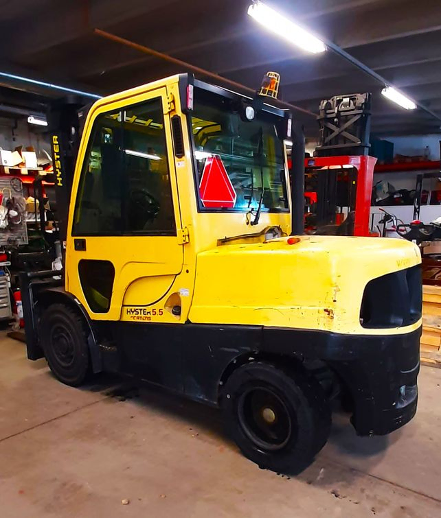 Hyster H5,5Ft dieseltrukki. Vuosimalli 2012. Nostokyky 5500kg. Nostokorkeus: 5000mm. Vapaanostomasto. Sivusiirto. Asetinlaite. Työvalot eteen ja taakse. Led majakka. Peruutus-summeri. Hydrauliikan sähköinen esiohjaus. Duramatch vaihteisto. Mittarilukema: 14675h. Umpikumirenkaat. Hinta: 20550€ alv 0%. Trukki on myös vuokrattavissa. Rahoitus mahdollisuus. 