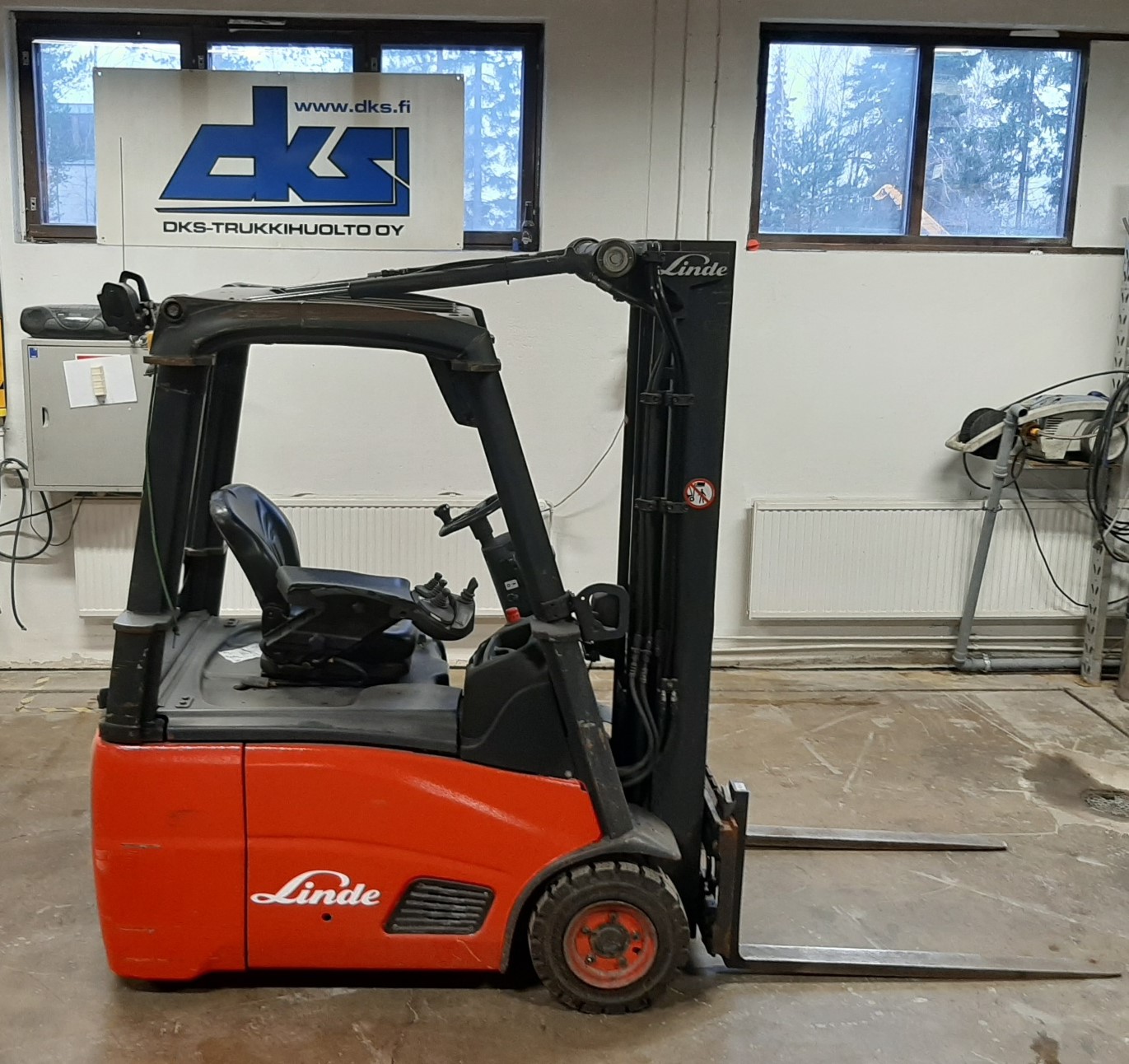 Linde e16 sähkötrukki. Nostokyky 1600kg. Nostokorkeus 4620mm. Mittarilukema 12092h.Vuosimalli 2010. Hinta 10500€. Myös vuokrattavissa.