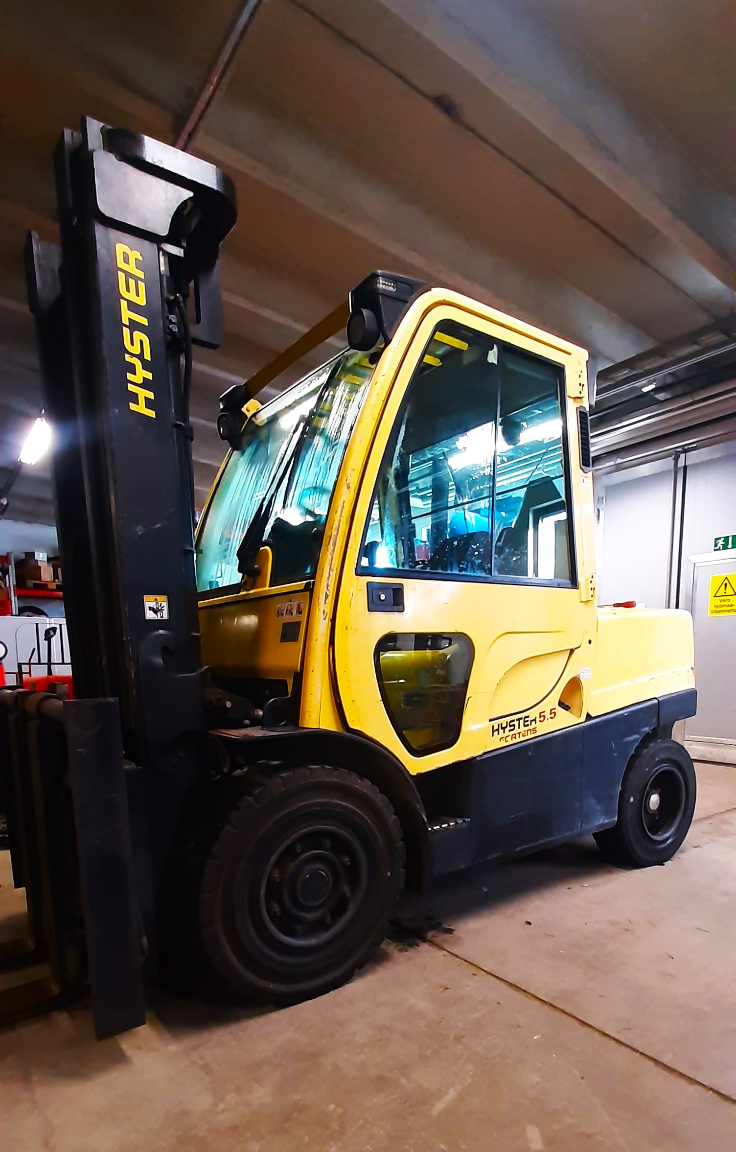 Hyster H5,5Ft dieseltrukki. Vuosimalli 2012. Nostokyky 5500kg. Nostokorkeus: 5000mm. Vapaanostomasto. Sivusiirto. Asetinlaite. Työvalot eteen ja taakse. Led majakka. Peruutus-summeri. Hydrauliikan sähköinen esiohjaus. Duramatch vaihteisto. Mittarilukema: 14675h. Umpikumirenkaat. Hinta: 20550€ alv 0%. Trukki on myös vuokrattavissa. Rahoitus mahdollisuus. 