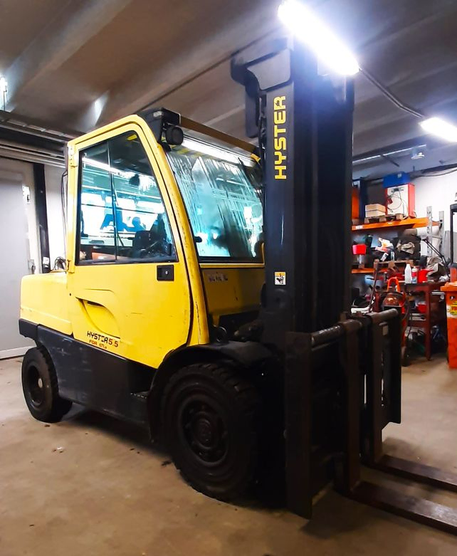 Hyster H5,5Ft dieseltrukki. Vuosimalli 2012. Nostokyky 5500kg. Nostokorkeus: 5000mm. Vapaanostomasto. Sivusiirto. Asetinlaite. Työvalot eteen ja taakse. Led majakka. Peruutus-summeri. Hydrauliikan sähköinen esiohjaus. Duramatch vaihteisto. Mittarilukema: 14675h. Umpikumirenkaat. Hinta: 20550€ alv 0%. Trukki on myös vuokrattavissa. Rahoitus mahdollisuus. 