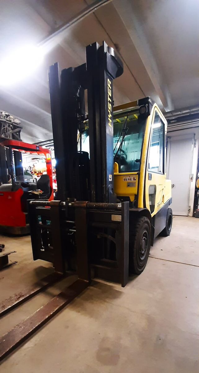 Hyster H5,5Ft dieseltrukki. Vuosimalli 2012. Nostokyky 5500kg. Nostokorkeus: 5000mm. Vapaanostomasto. Sivusiirto. Asetinlaite. Työvalot eteen ja taakse. Led majakka. Peruutus-summeri. Hydrauliikan sähköinen esiohjaus. Duramatch vaihteisto. Mittarilukema: 14675h. Umpikumirenkaat. Hinta: 20550€ alv 0%. Trukki on myös vuokrattavissa. Rahoitus mahdollisuus. 